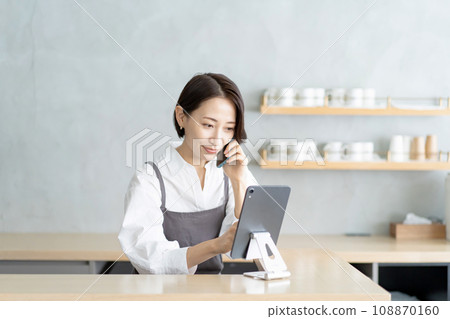 在咖啡館工作的女士電話預訂 108870160