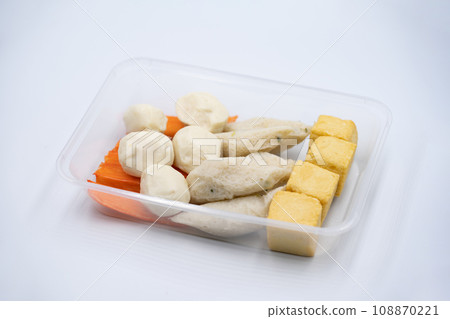 Tofu with fish, crab sticks, and meatballs They are used to make sukiyaki, which is even more delicious when served with shabu suki sauce. 108870221