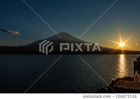 山梨縣南都留郡山中湖村平原、山中湖及週邊風海 山梨縣南都留郡山中湖村平原、山中湖及週邊風海 108871516