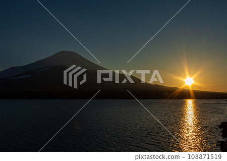 Plains of Yamanakako Village, Minamitsuru District, Yamanashi Prefecture, Lake Yamanaka and the surrounding wind and sea 108871519