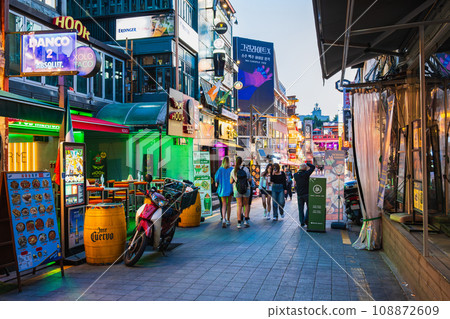 黃昏的首爾梨泰院 108872609