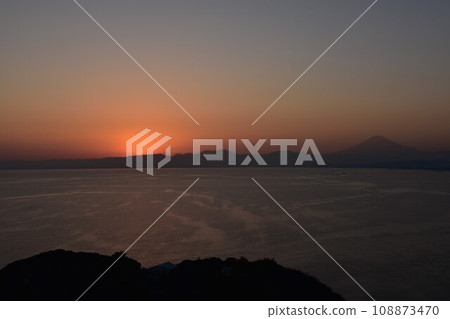 從江之島看到的富士山日落 從江之島看到的富士山日落 108873470