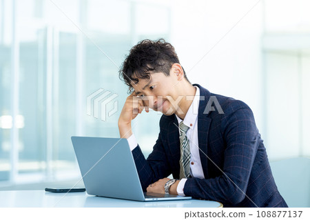 男商人看著電腦螢幕擔心 108877137