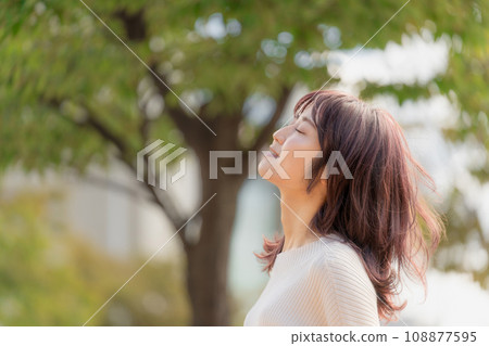 一個閉著眼睛微笑思考的女人的側面 一個閉著眼睛微笑思考的女人的側面 108877595