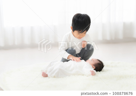 一個3歲男孩和一個1個月大男孩的兄弟姊妹 108878676