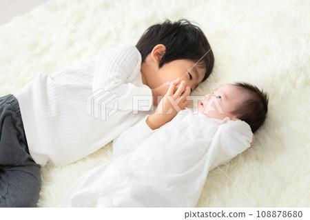 一個3歲男孩和一個1個月大男孩的兄弟姊妹 108878680
