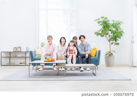 Three-generation family relaxing in the living room 108878978