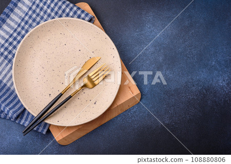 Round empty colored ceramic plate on concrete texture background 108880806
