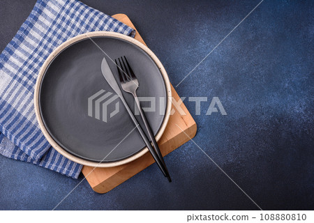 Round empty colored ceramic plate on concrete texture background 108880810