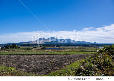 A sea of clouds rises in Aso in early autumn, and the silhouettes of horses are beautiful on the meadow. A sea of clouds rises in Aso in early autumn, and the silhouettes of horses are beautiful on the meadow. 108882262
