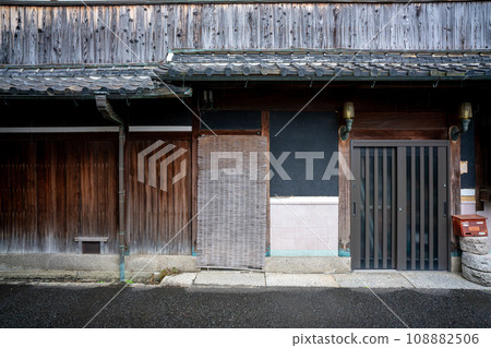 Photographing the Hashimoto district of Yawata City, Kyoto Prefecture, which retains the vestiges of Motoiroki (red light district) Photographing the Hashimoto district of Yawata City, Kyoto Prefecture, which retains the vestiges of Motoiroki (red light district) 108882506