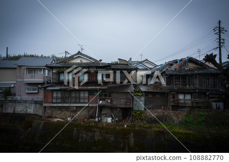 Photographing the Hashimoto district of Yawata City, Kyoto Prefecture, which retains the vestiges of Motoiroki (red light district) 108882770