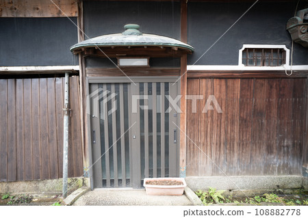 Photographing the Hashimoto district of Yawata City, Kyoto Prefecture, which retains the vestiges of Motoiroki (red light district) 108882778