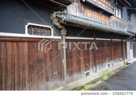Photographing the Hashimoto district of Yawata City, Kyoto Prefecture, which retains the vestiges of Motoiroki (red light district) 108882779