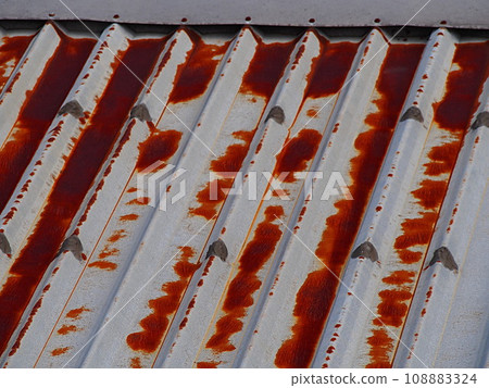 生鏽的鐵皮屋頂 108883324