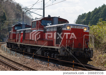 DD51 diesel locomotive being transported continuously 108885538