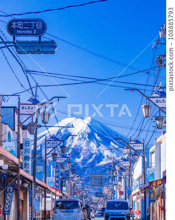 (Yamanashi Prefecture) Fujiyoshida City Honmachi-dori Shopping Street/Majestic Mt. Fuji (Yamanashi Prefecture) Fujiyoshida City Honmachi-dori Shopping Street/Majestic Mt. Fuji 108885793
