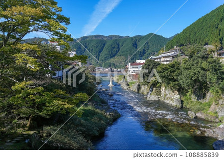 藍天映襯下郡上八幡的初秋景象 108885839