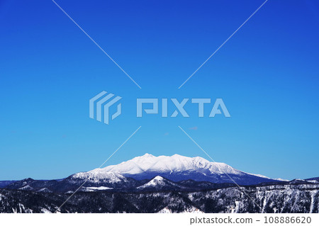 從北海道摩週湖展望台看到冬天的斜岳 從北海道摩週湖展望台看到冬天的斜岳 108886620