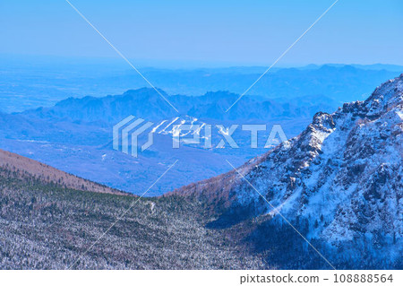 View of the southeast side from Tomi Head in Komoro City, Nagano Prefecture in winter (Mt. Yagasaki, Mt. Myogi, Miyota Town, Karuizawa Town, etc.) 108888564
