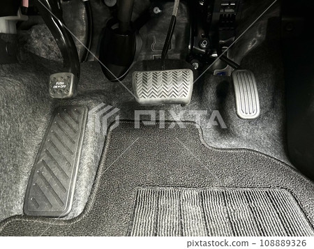 Pressing the wrong accelerator pedal Pressing the wrong accelerator pedal 108889326
