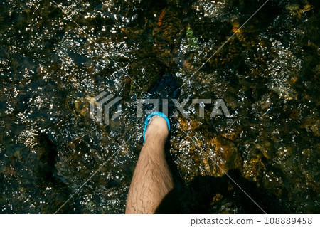到河畔遠足 在河中嬉戲 男人 108889458