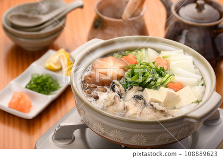 冬天的味道:牡蠣火鍋 清淡的牡蠣菜餚,搭配時令柚子 冬天的味道:牡蠣火鍋 清淡的牡蠣菜餚,搭配時令柚子 108889623