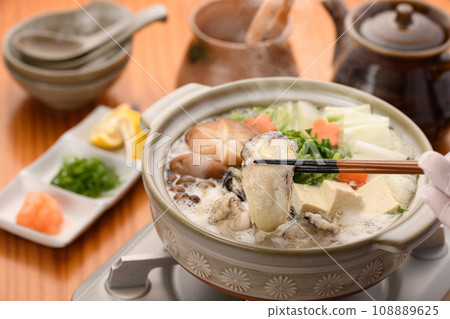 冬天的味道:牡蠣火鍋 清淡的牡蠣菜餚,搭配時令柚子 冬天的味道:牡蠣火鍋 清淡的牡蠣菜餚,搭配時令柚子 108889625