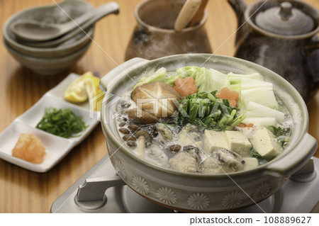 Taste of winter: Oyster hotpot A light oyster dish with seasonal yuzu 108889627