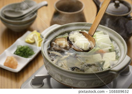 Taste of winter: Oyster hotpot A light oyster dish with seasonal yuzu 108889632
