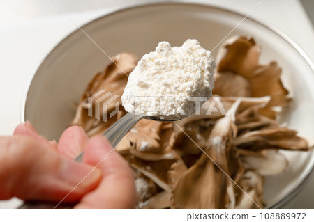 將麵粉撒在蘑菇上 將麵粉撒在蘑菇上 108889972