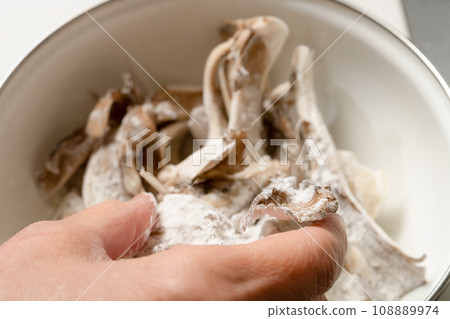 Sprinkle flour on the mushrooms Sprinkle flour on the mushrooms 108889974