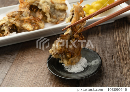 舞茸天婦羅和銀杏筷子 108890646