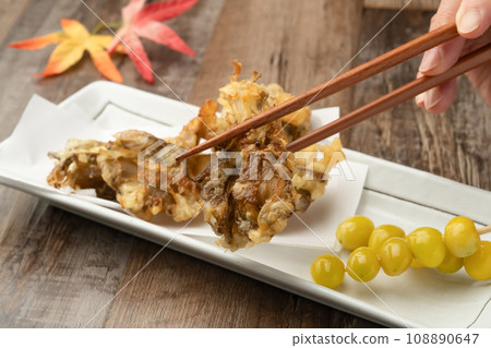 Maitake mushroom tempura and ginkgo chopsticks Maitake mushroom tempura and ginkgo chopsticks 108890647