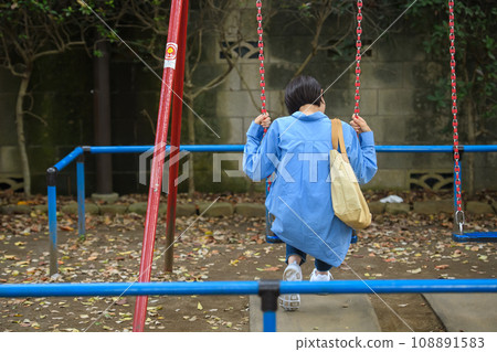 一個女人在公園消磨時間,後視 一個女人在公園消磨時間,後視 108891583
