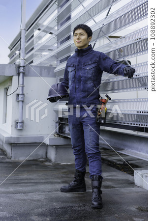 穿著工作服站在大樓屋頂上的年輕人的肖像攝影合作:有明教育藝術學院 穿著工作服站在大樓屋頂上的年輕人的肖像攝影合作:有明教育藝術學院 108892302