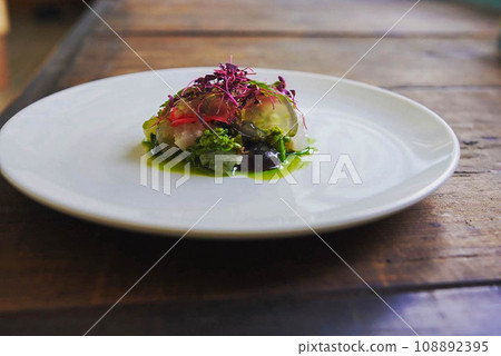 開胃菜:鯛魚佐海帶、葡萄、醃茯苓 開胃菜:鯛魚佐海帶、葡萄、醃茯苓 108892395
