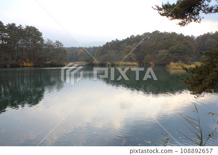 福島、裡磐梯、五色沼、毘沙門濕原和秋葉風景 福島、裡磐梯、五色沼、毘沙門濕原和秋葉風景 108892657