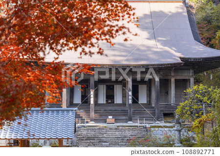 Ohara, Kyoto - Shorinin Main Hall with beautiful autumn leaves 108892771