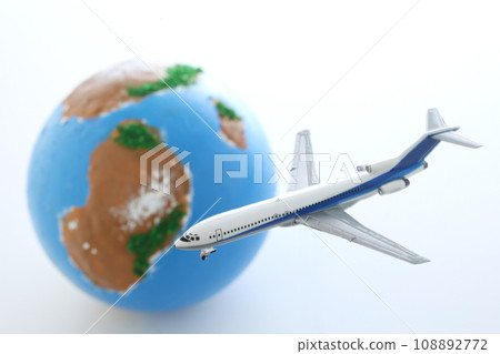 漂浮在地球儀上空的飛機模型 漂浮在地球儀上空的飛機模型 108892772