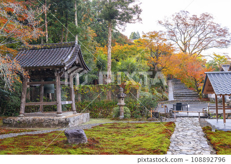 秋天從京都大原少林院主殿附近看到的花園景色 秋天從京都大原少林院主殿附近看到的花園景色 108892796