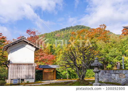 Autumn Ohara, Kyoto: Mountains with red leaves seen from Shorinin Temple grounds Autumn Ohara, Kyoto: Mountains with red leaves seen from Shorinin Temple grounds 108892800