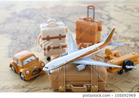 前往海外旅行的飛機模型和世界地圖 前往海外旅行的飛機模型和世界地圖 108892969