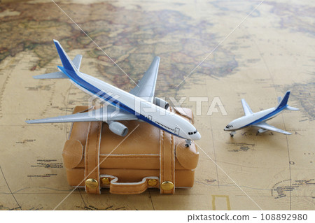 前往海外旅行的飛機模型和世界地圖 前往海外旅行的飛機模型和世界地圖 108892980