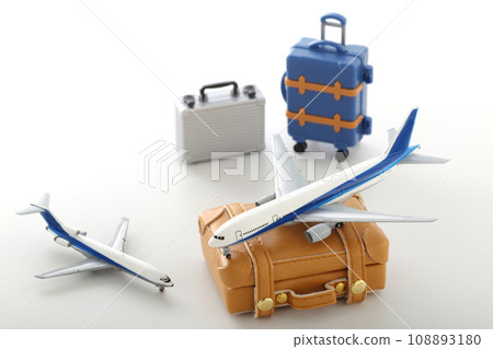 旅行的手提箱和飛機模型 旅行的手提箱和飛機模型 108893180