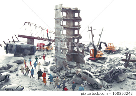 一座被災難或戰爭摧毀的城市和四處遊蕩的人們的立體模型。 108893242