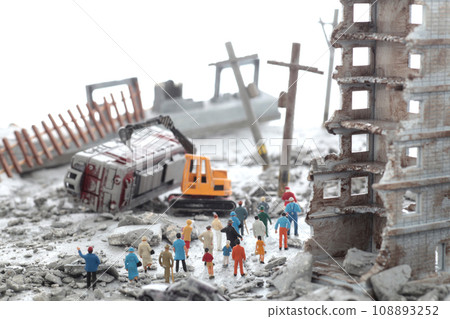 一座被災難或戰爭摧毀的城市和四處遊蕩的人們的立體模型。 一座被災難或戰爭摧毀的城市和四處遊蕩的人們的立體模型。 108893252