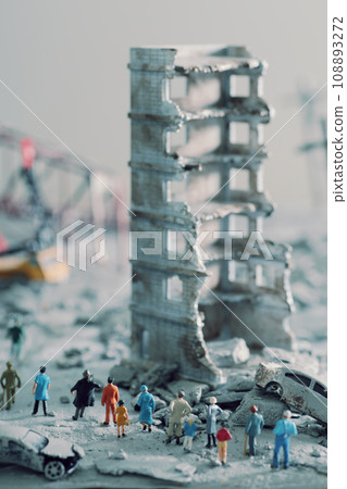 一座被災難或戰爭摧毀的城市和四處遊蕩的人們的立體模型。 108893272