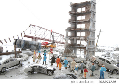 一座被災難或戰爭摧毀的城市和四處遊蕩的人們的立體模型。 108893286