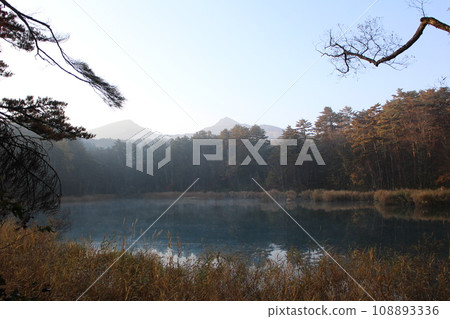福島、裡磐梯、五色沼澤、琉璃沼的清晨風景與秋葉 福島、裡磐梯、五色沼澤、琉璃沼的清晨風景與秋葉 108893336